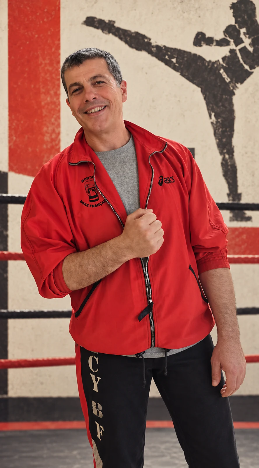 Guglielmo, coach de la section, en veste rouge, devant le ring.