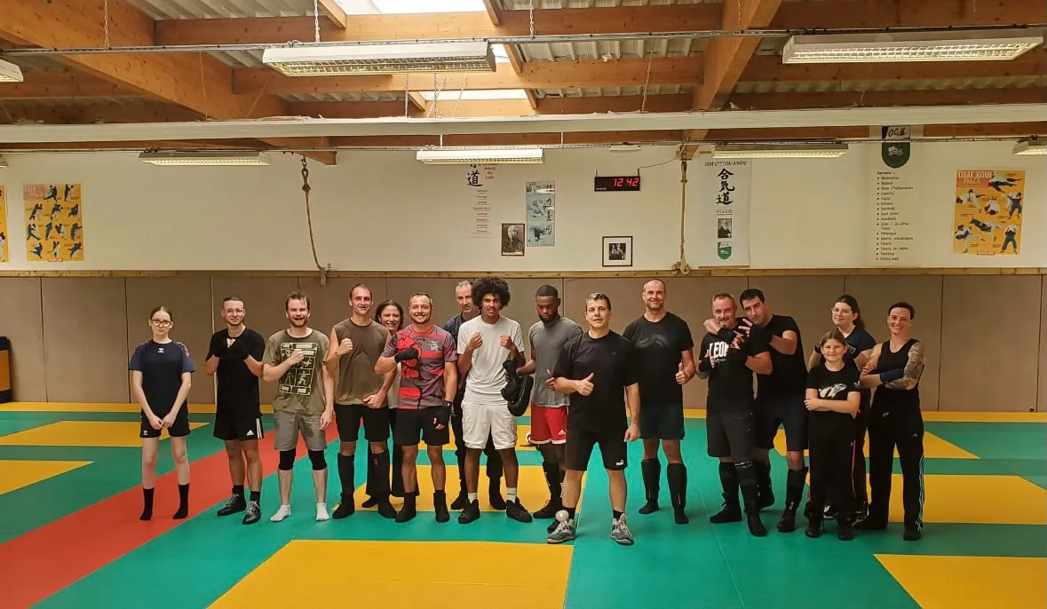 Photo de groupe des adhérents et des coachs de la section sur les tatamis.